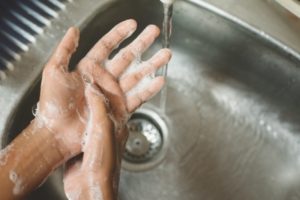 dentist washing hands to avoid COVID-`19